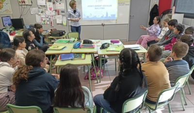 Més de 500 alumnes aprenen a detectar el ‘bullying’ i la pressió al grup a classe
