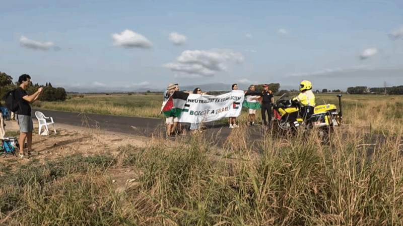 Cinc activistes aturen l’equip israelià durant la Vuelta: reivindicació o risc?