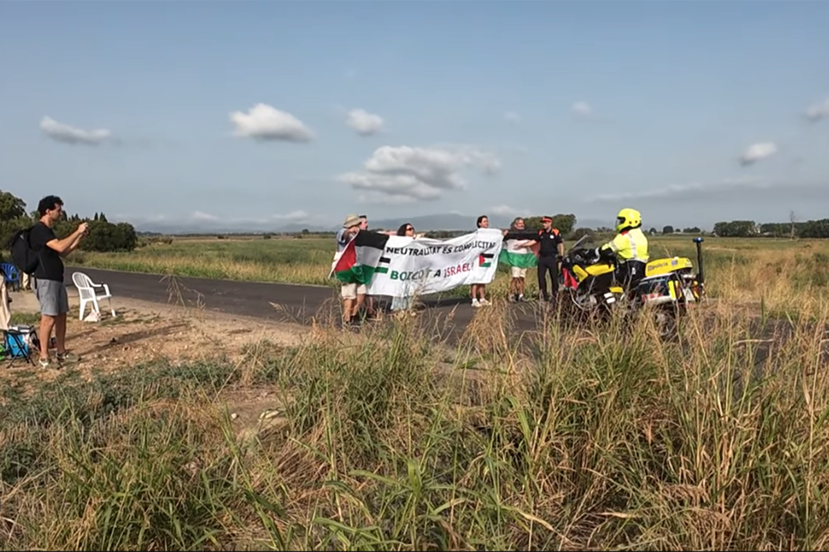 Cinc activistes aturen l’equip israelià durant la Vuelta: reivindicació o risc?