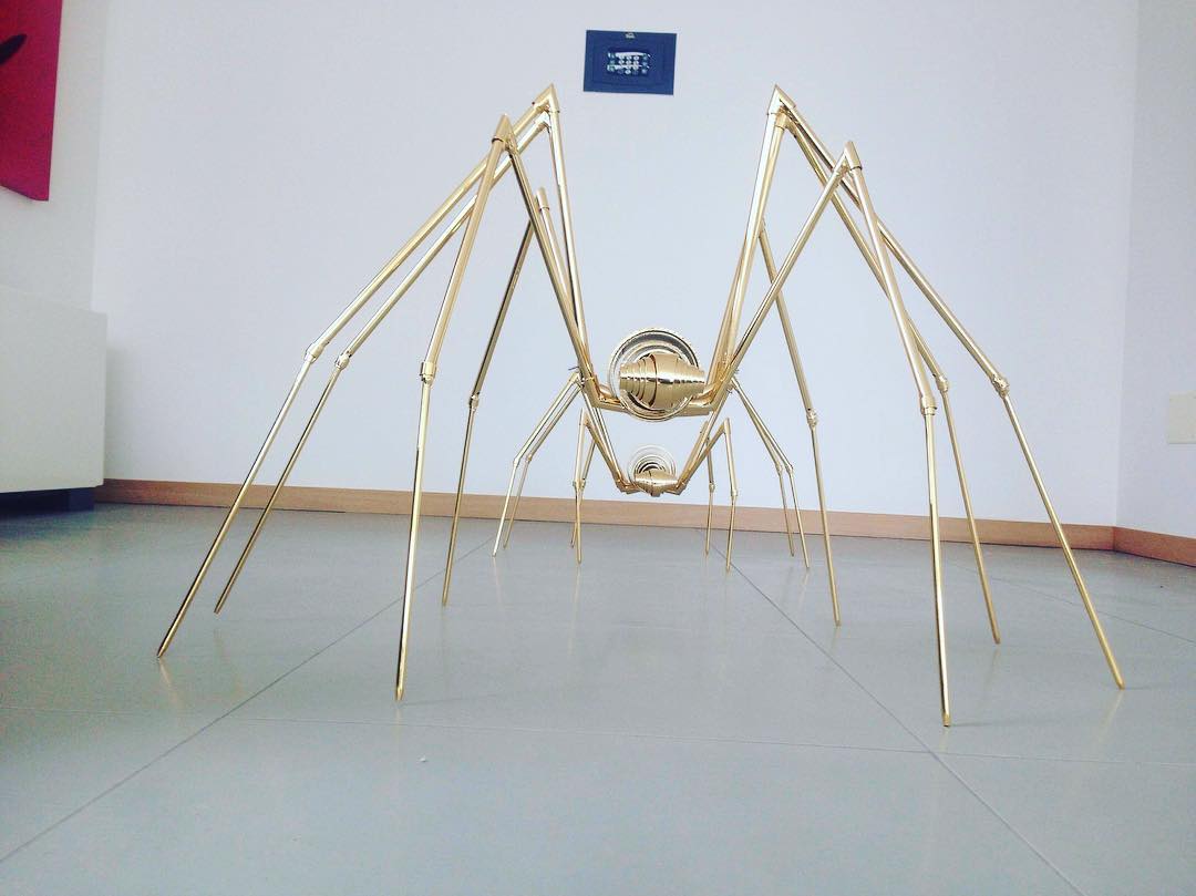 El joc d’una nena de cinc anys acaba amb una escultura fracturada