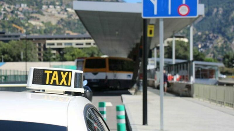 T’agrada conduir i parlar amb la gent? S’ha obert una convocatòria de places per fer de taxista!