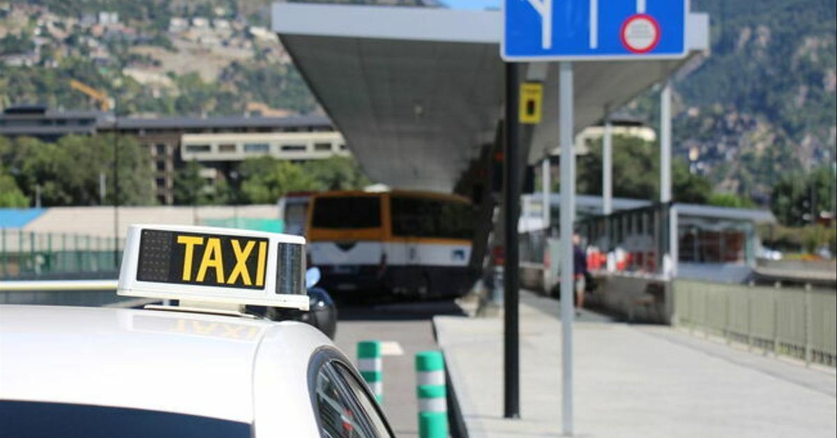 T’agrada conduir i parlar amb la gent? S’ha obert una convocatòria de places per fer de taxista!