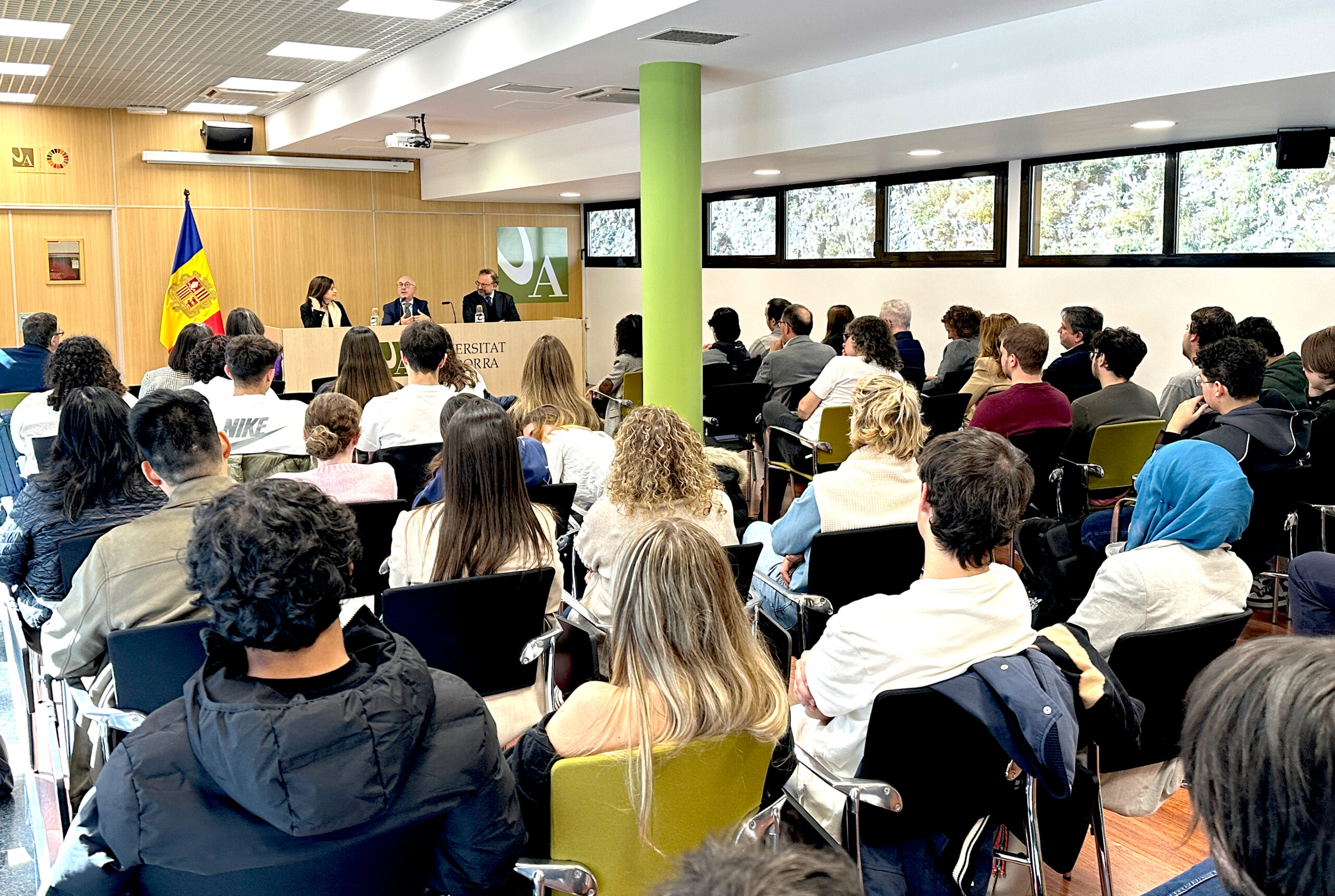 Ampliar els acords amb universitats canadenques