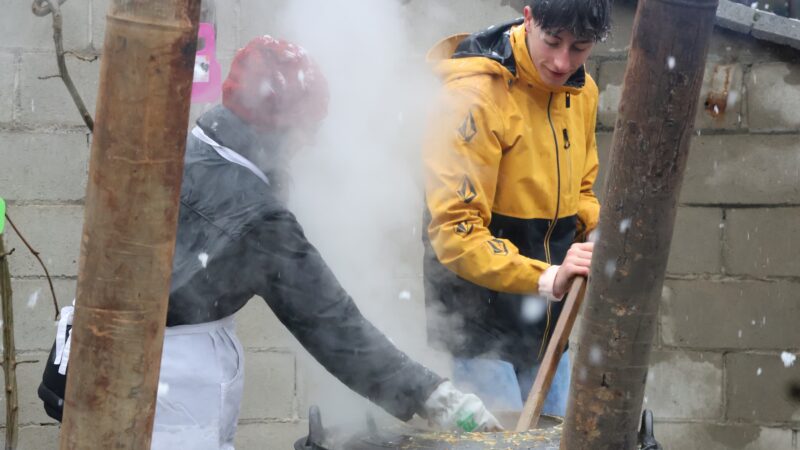 Els joves no deixen morir la traducció de l’escudella de Sant Julià