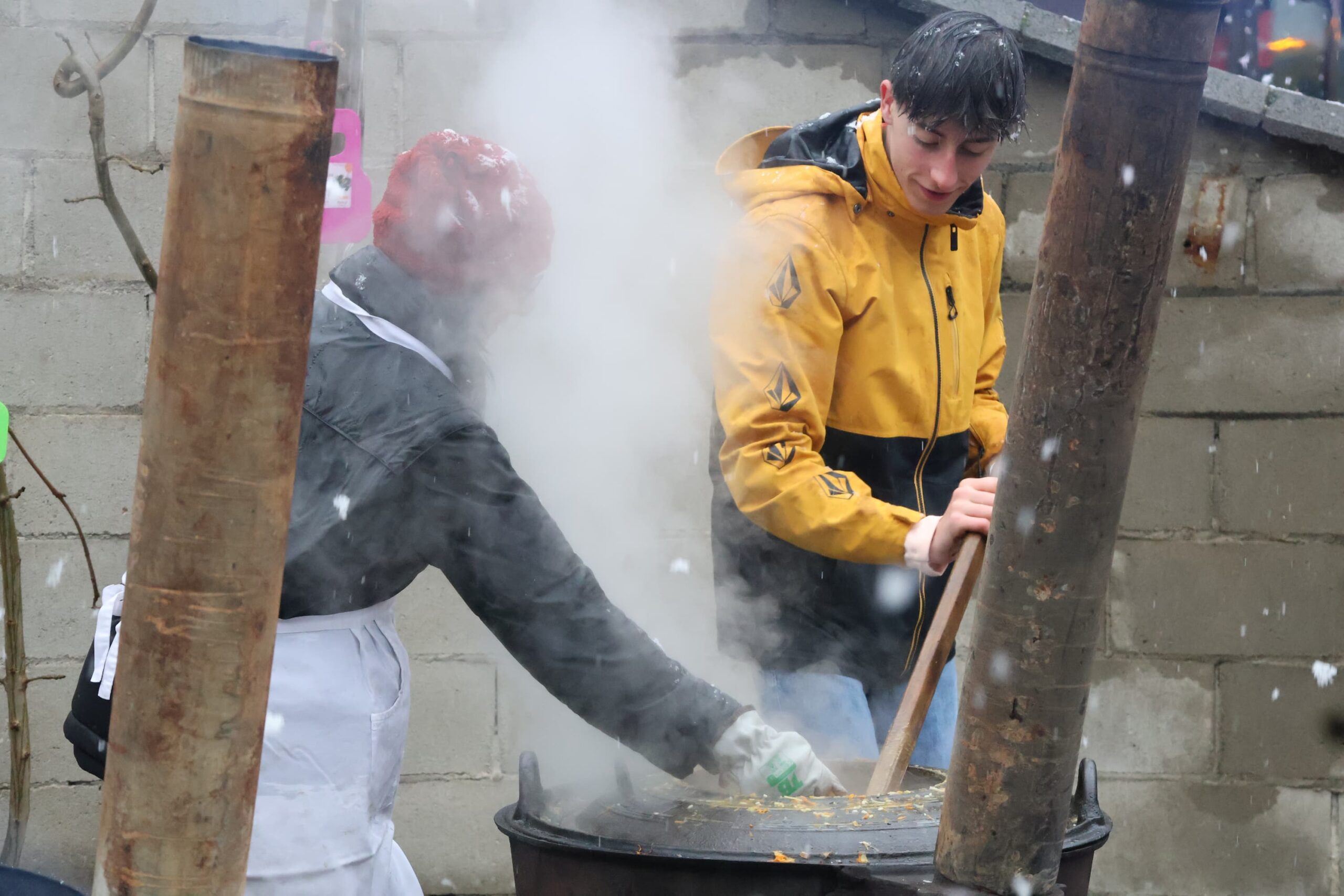Els joves no deixen morir la traducció de l’escudella de Sant Julià