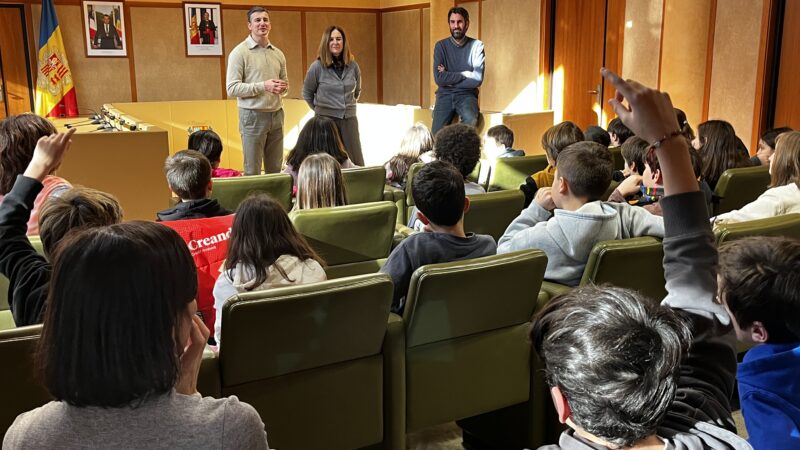 Alumnes de quart de l’Escola Andorrana s’interessen per la feina al comú de la Massana