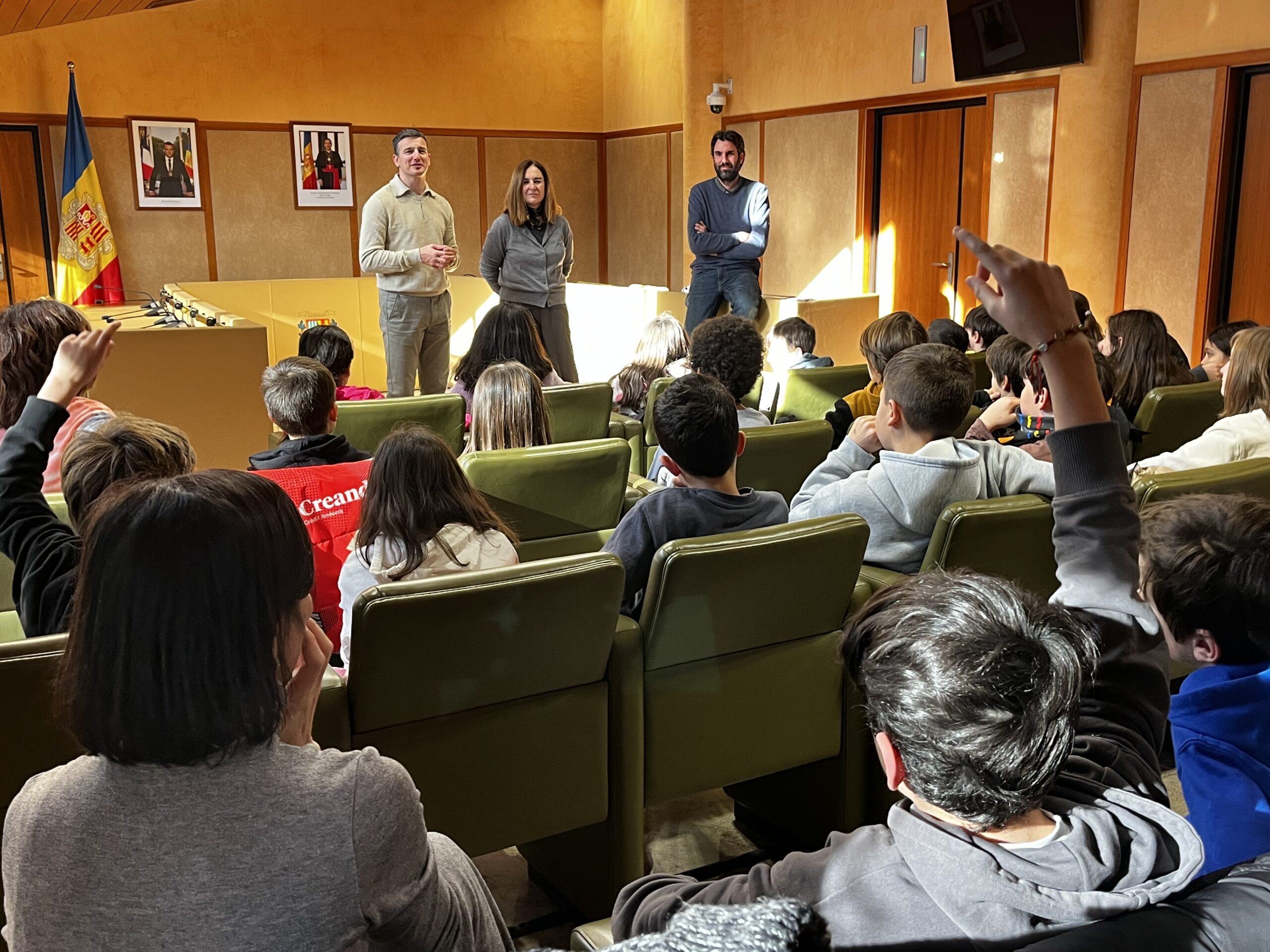 Alumnes de quart de l’Escola Andorrana s’interessen per la feina al comú de la Massana