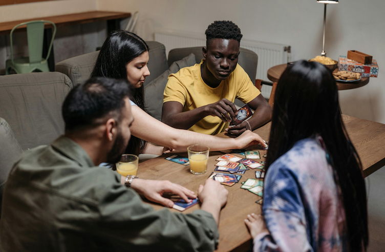 Menys pantalles, més daus: El boom dels jocs de taula