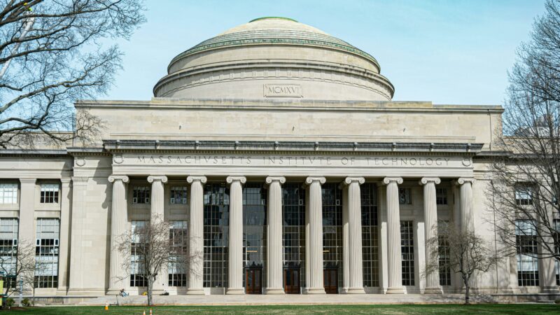 Cinc estudiants del MIT faran estada a les escoles del país