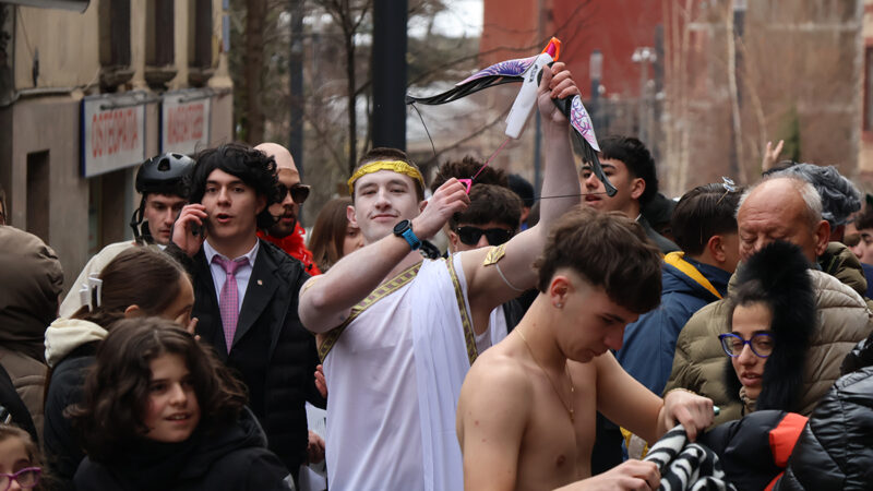 Ja s’ha penjat el rei Carnestoltes a Encamp: de Montaner a Milei, amb Pogačar com a convidat especial