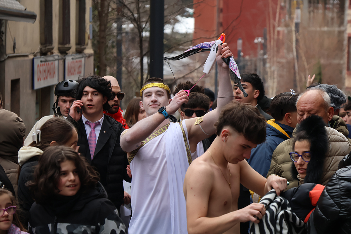 Ja s’ha penjat el rei Carnestoltes a Encamp: de Montaner a Milei, amb Pogačar com a convidat especial