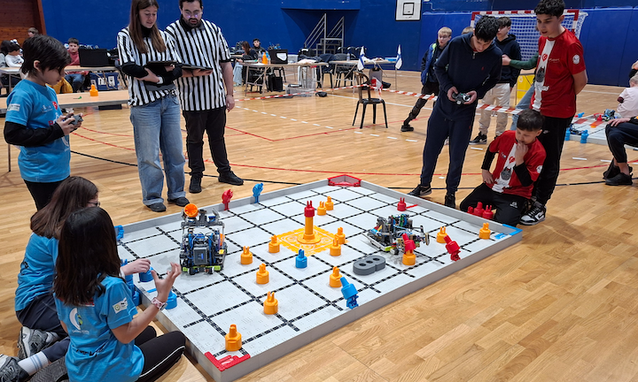 La robòtica impulsa vocacions tecnològiques entre els joves i amistats internacionals