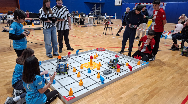 La robòtica impulsa vocacions tecnològiques entre els joves i amistats internacionals