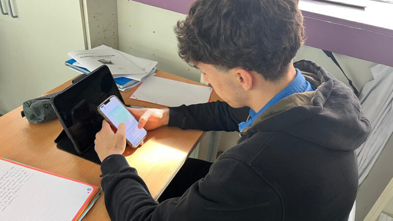 Escriure amb el mòbil té premi: arriba el WhatsApp Relats