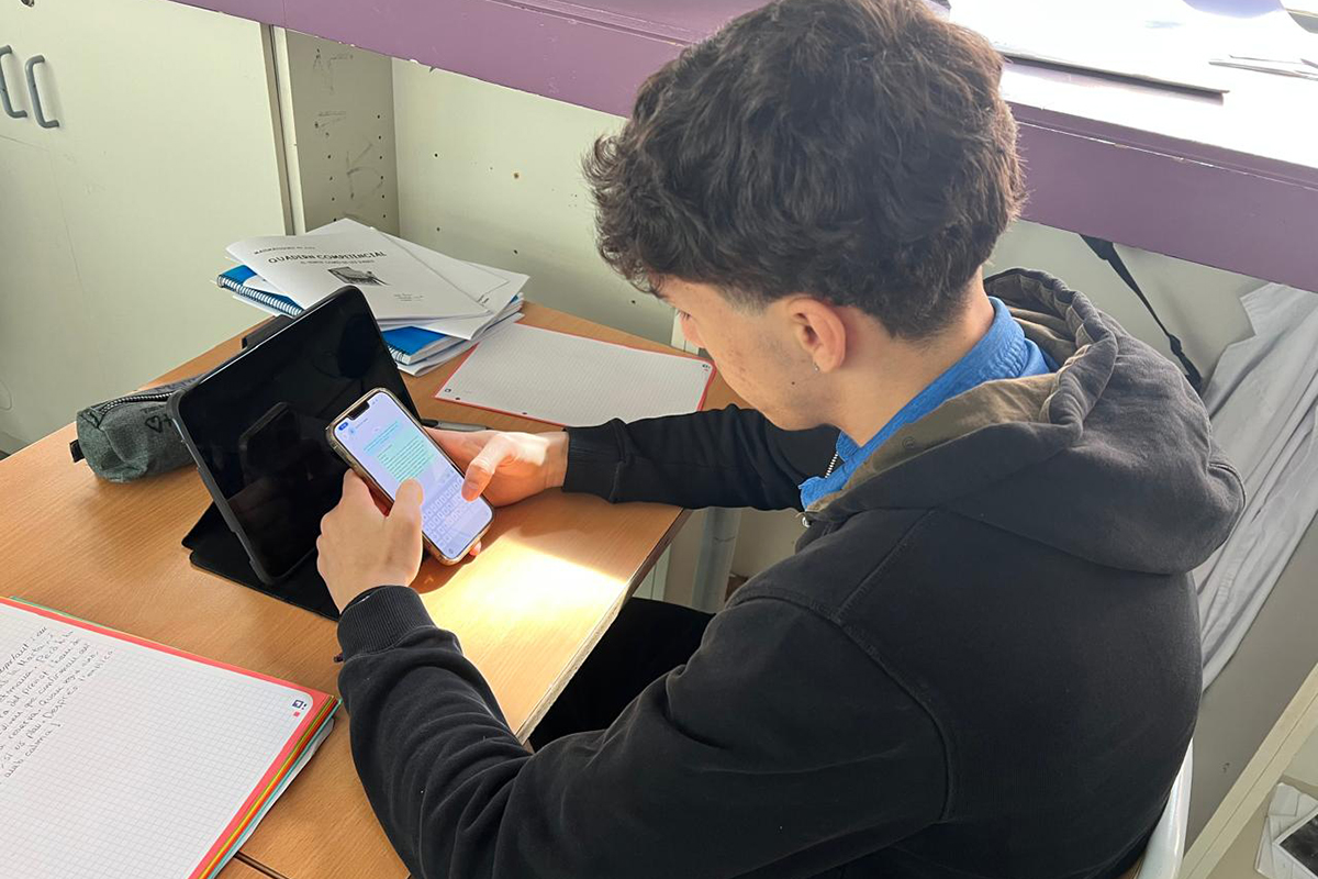 Escriure amb el mòbil té premi: arriba el WhatsApp Relats