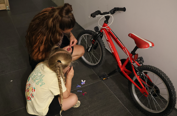 Els infants tunegen les seves bicicletes en l’inici de la Setmana de la Bicicleta