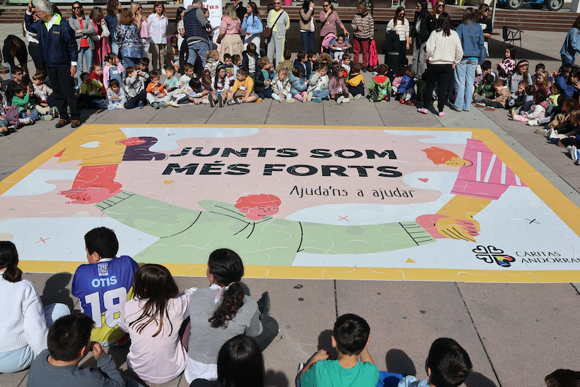 Un trencaclosques gegant uneix centenars d’alumnes per la solidaritat