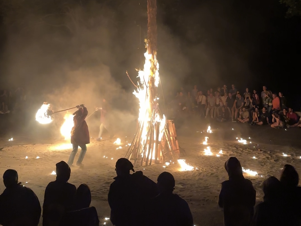 Ordino tanca la festa de Sant Pere amb la crema de falles i l’encesa del Mai