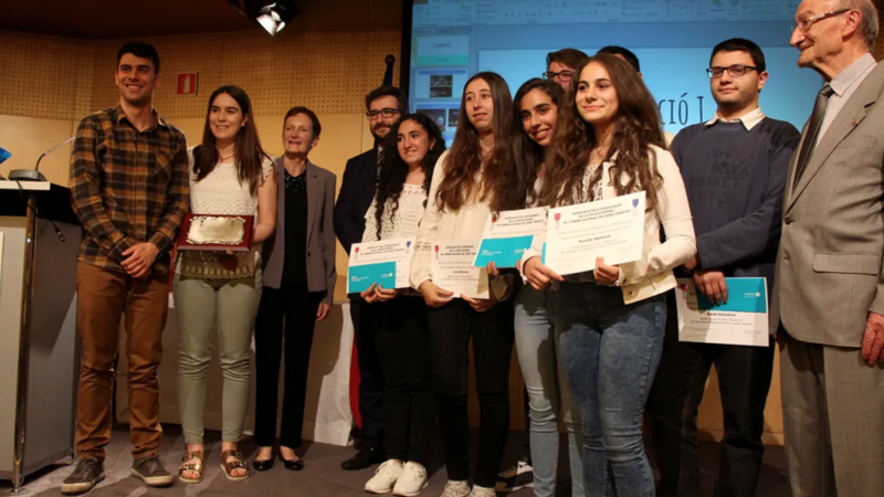 Tens menys de 20 anys i ajudes els altres? Pots guanyar 600 euros