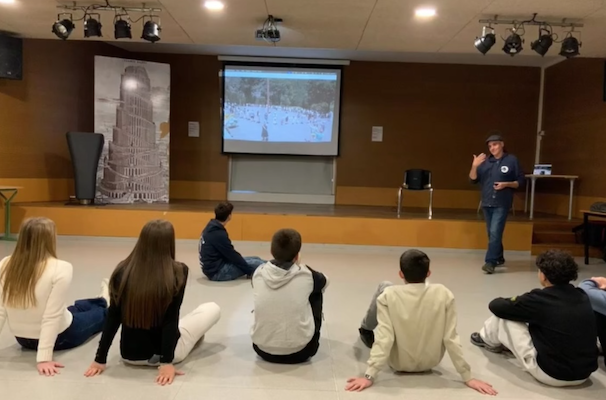 Els alumnes d’Ordino descobreixen la Dansa del Mai i instruments del Pirineu