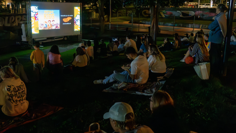 El millor pla amb amics? Cinema a la fresca i DJ en directe