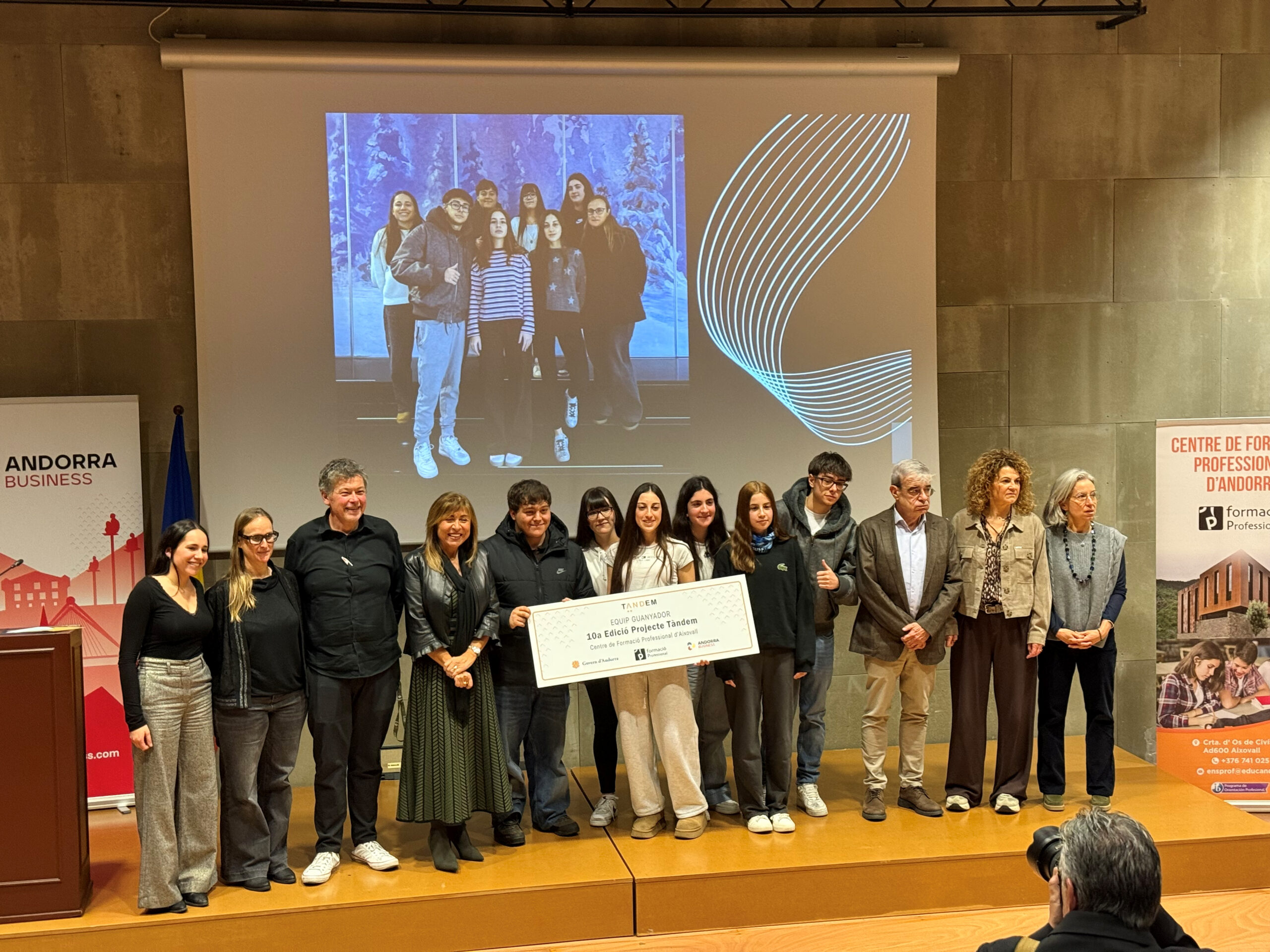 63 estudiants tenen tres mesos per resoldre tres reptes reals d’empreses
